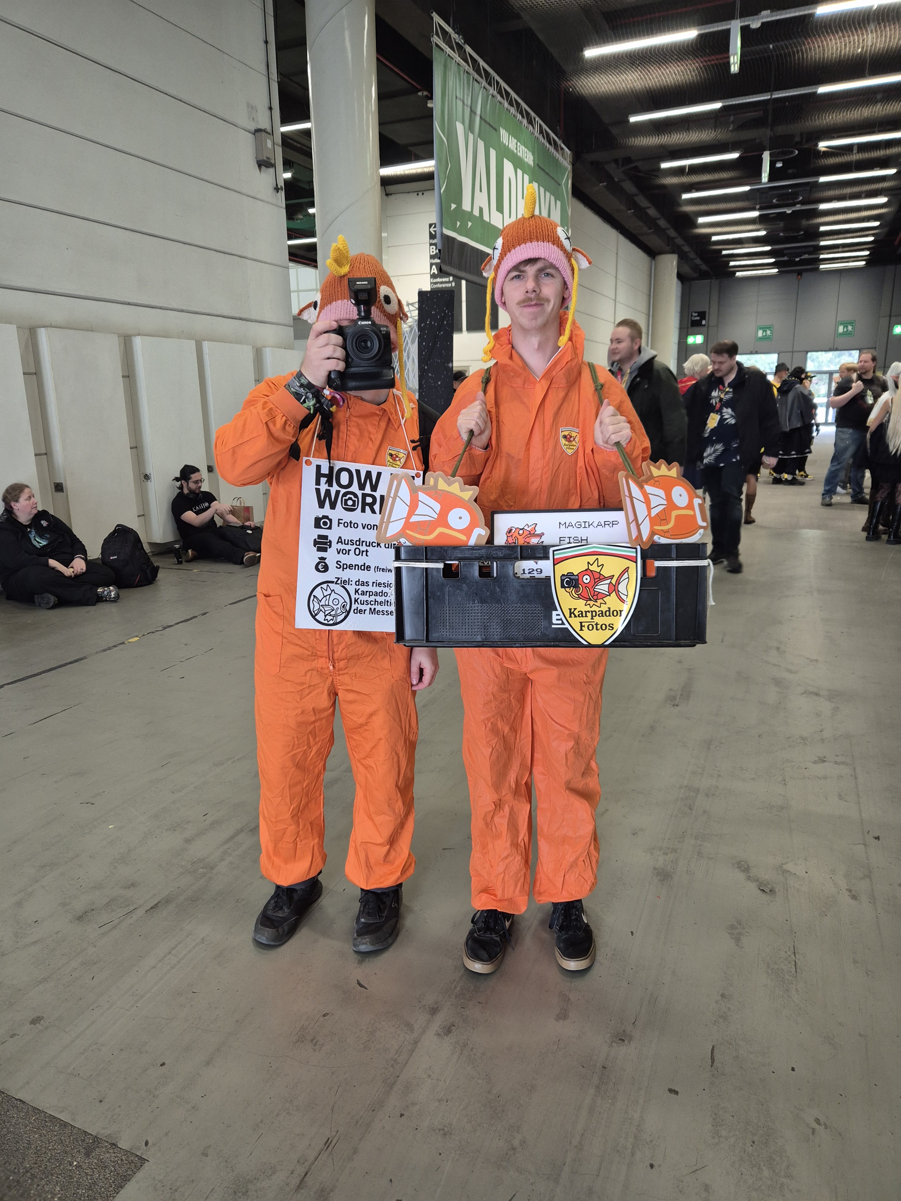 Karpador Crew mit Bauchladen auf der Convention