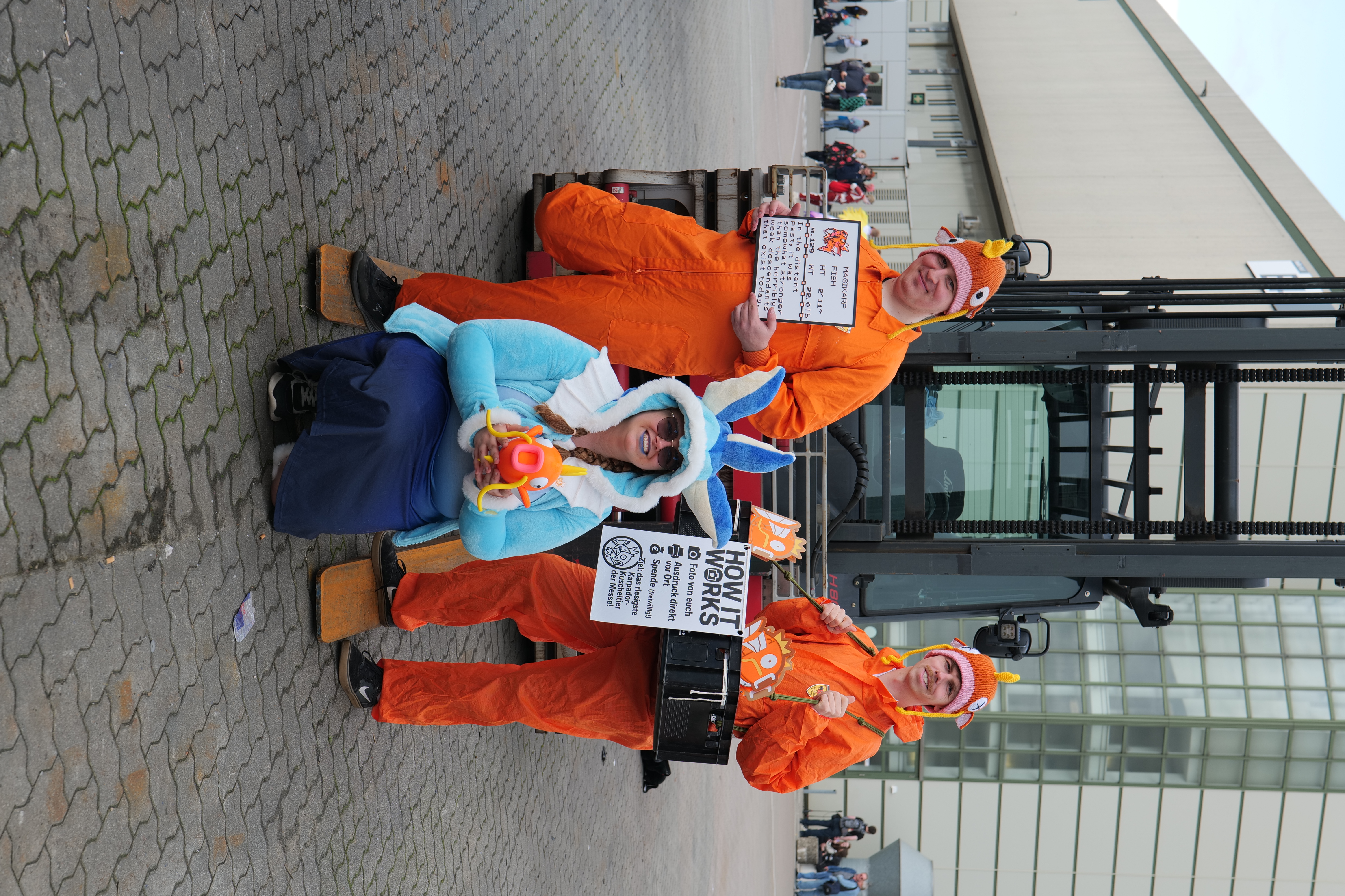 Die Karpador-Crew zu dritt mit Bauchladen auf der Convention